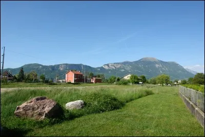Saint-Pierre-en-Faucigny, commune peuplée de 6 000 habitants, est située dans une large vallée dominée par les premiers sommets des Alpes. Dans quel département se trouve-t-elle ?