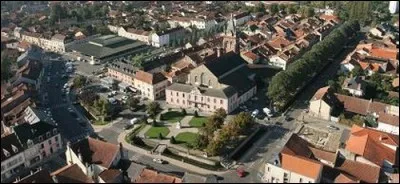 Vic-en-Bigorre est une petite ville de 5 000 habitants traversée par l'Echez, affluent de l'Adour. Dans quel département se trouve-t-elle ?