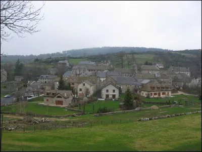 Saint-Denis-en-Margeride est un village de moins de 200 habitants, à 1000 mètres d'altitude sur le Mézère, petit affluent de la Truyère. Dans quel département se trouve-t-il ?