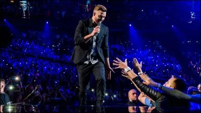 Quel chanteur connu est venu sur la sc&egrave;ne de l'Eurovision lors de la finale ?