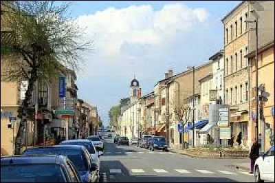 Nous flânons dans les rues de Fleurie. Commune Rhodanienne, elle se situe dans l'ancienne région ...