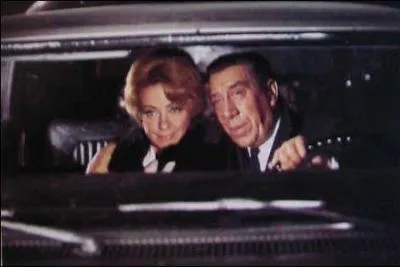 Un redoutable contrebandier cache ses activits sous l'allure d'un gentilhomme.