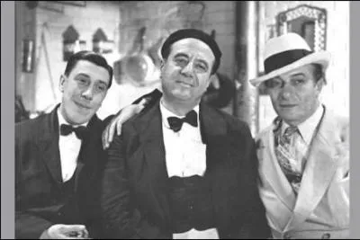 Jules et Fernand sont deux garons de caf  Marseille. A la suite d'une course gagne , Jules gagne 5000 francs qu'il remet en jeu en pariant avec un malfrat qui par avec l'argent sur Paris. arrivs  Paris, Jule