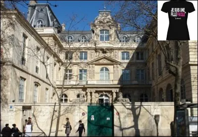 Allons « rue du Petit-Musc » !
Au coin de cette rue et de l'hôtel et du quai des célestins, vous pourrez voir l'Hôtel de Fieubet. Mais, ce n'est pas ce que nous cherchons, soyons un peu plus égrillard !
Oserez-vous indiquer le nom original de cette rue ?