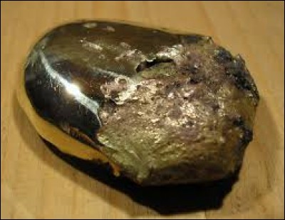 Alliage de différents métaux dont la base est le cuivre; bronze.