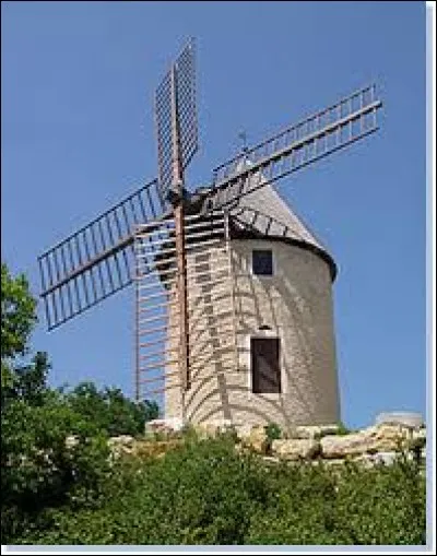 Angle formé par les ailes d'un moulin à vent par rapport au plan de rotation.