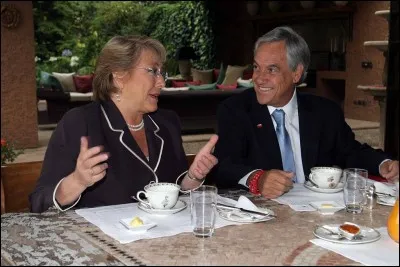 Cette photo, prise en janvier 2010, montre deux présidents de la République : Michèle Bachelet aux côtés de son successeur Sébastien Piñera. Michèle Bachelet reprendra la tête de son pays en 2014. Mais quel est ce pays ?