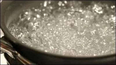 À quelle température l'eau commence-t-elle à bouillir ?