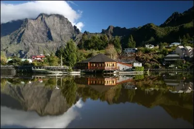 Dans quel cirque se trouve la Mare &agrave; Joncs ?