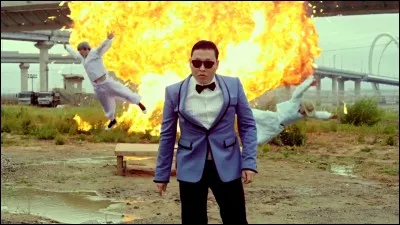 Il a fait succès avec sa chanson "Gangnam Style".