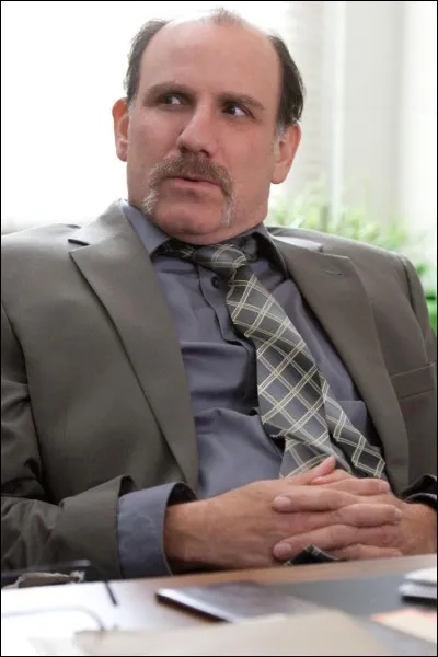 Saison 3 - Comment s'appelle le nouveau directeur de Litchfield ?