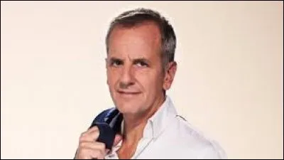 Comment s'appelle ce présentateur ?