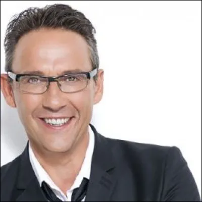 Comment s'appelle ce présentateur ?