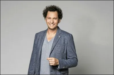 Comment s'appelle ce présentateur ?