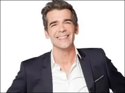 Comment s'appelle ce présentateur ?