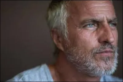 Comment s'appelle ce présentateur ?