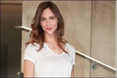 Comment s'appelle cette présentatrice ?