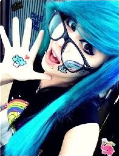 Le style que cette jeune fille porte se nomme "Emo".