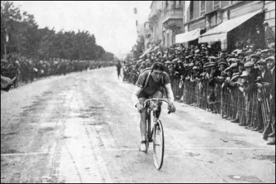 Bien que sa carrière ait été interrompue par la première guerre mondiale, il a été le premier à remporter - en 1920 - un 3e Tour de France. De qui s'agit-il ?