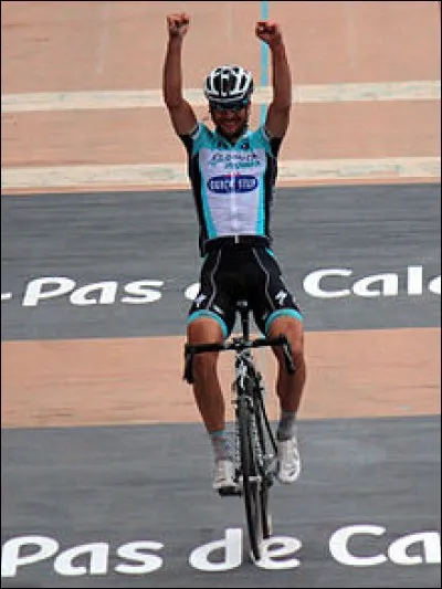 Champion du monde en 2005, il est avant tout un grand spécialiste des courses pavées : quatre fois vainqueur de Paris Roubaix et trois fois du Tour des Flandres. De qui s'agit-il ?