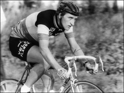 Deux fois champion du monde, et vainqueur de plusieurs grandes classiques, à la différence des précédents, il brille aussi dans les courses par étapes et remporte le Tour d'Espagne 1977. Il remporte trois fois le maillot vert du Tour de France. De qui s'agit-il ?