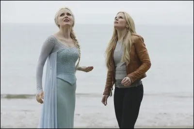 Au final, comment Elsa retrouve-t-elle la personne qu'elle cherche ?