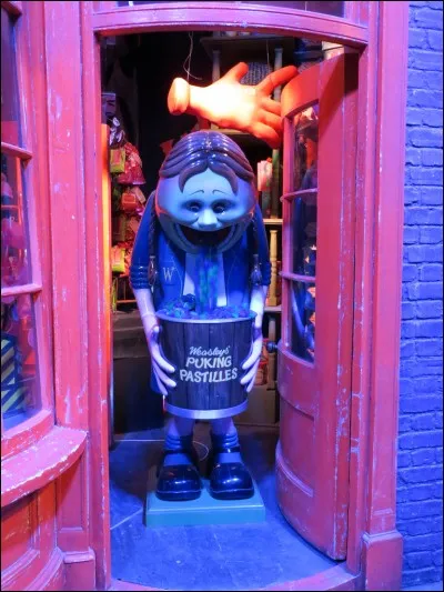 Pour le distributeur de pastilles de Gerbes une fille de 1m80 fut construite.