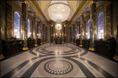 Le chandelier à Gringotts contient 15 000 pièces de cristal.