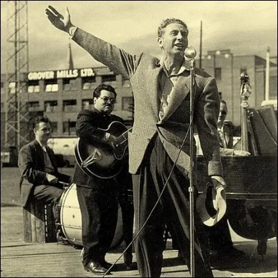 Quel est le titre de cette chanson "Au-d'là des mers ce fut bien pire Le mal gagna c'est trop affreux Il lui fallait pour son empire Jusqu'au pôle Nord et la Terre de Feu Mais le plus terrible ravage Fut dans l'monde des banquiers Où la grande java sauvage Fit des victimes par milliers "Un, deux, trois, quatre Un, deux, trois, quatre" Hurlaient New York et Chicago ..." ?