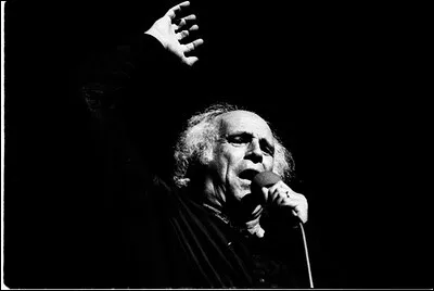 Ferré chante en 1961 : "Pour la sépulture anonyme Que tu fis à Monsieur Mozart Sans croix ni rien sauf pour la frime
Un chien, croquemort du hasard Pour les poètes que tu glisses Au chevet des adolescents Quand poussent dans l'ombre complice Des fleurs du mal de dix-sept ans ...". Quel est le titre ?