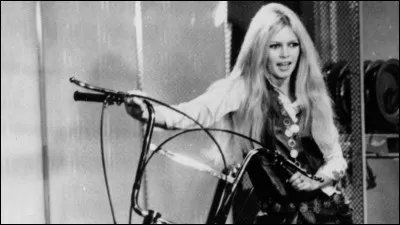 Bardot chante "Moi, je l'ai vu remonter carnaby street
Je l'ai suivi et je sais où il habite Dans un building de 100 mètres de haut Où sur chaque porte est inscrit satan and co
Il exporte sous forme de cadeau Tout ce qui est interdit et qu'il connaît trop Il est ici, il est partout à la fois Il est si beau que tu n'en reviendrais pas " : quel est le titre ?