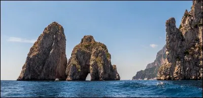 Passons à la chanson d'Hervé Vilard avec "Capri, c'est fini". Où se situe Capri ?
