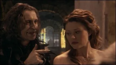 Dans l'épisode "La belle et la bête" que fait tomber Belle suite à une blague de Rumplestilskin ?