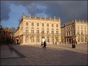 De quelle ville les macarons sont-ils la spcialit ?