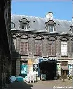 Dans quel caf thatre Coluche fit-il ses dbuts ?