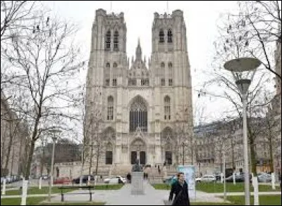 Quel est le nom de cette cathédrale se trouvant au centre de la ville ?