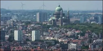 Combien y a-t-il d'habitants environ ?