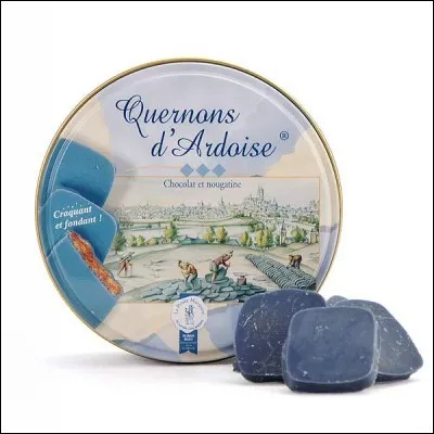 Du chocolat bleu ! Eh oui ! Le quernon d'ardoise est une spécialité gastronomique de l'Anjou, créée par un artisan chocolatier de la préfecture du Maine-et-Loire. Quelle est cette ville ?
