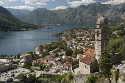 Voici les bouches de Kotor, au Monténégro. Quelle mer apercevez-vous sur la photo ?