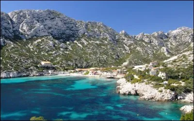 Parmi ces propositions, laquelle ne se situe pas dans les Bouches-du-Rhône ?