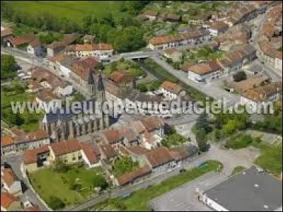 Nous prenons un peu de hauteur, en survolant la commune de Blâmont. Ancien chef-lieu de canton lorrain, dans le Lunévillois, il se situe dans le département ...