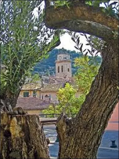 Je vous emmène maintenant à la découverte de Ceyreste. Ville de Provence, elle se situe dans le département ...