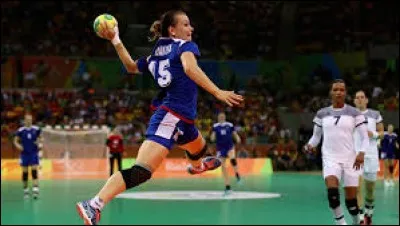 De combien de joueurs se compose une équipe de handball sur le terrain lors d'un match ?