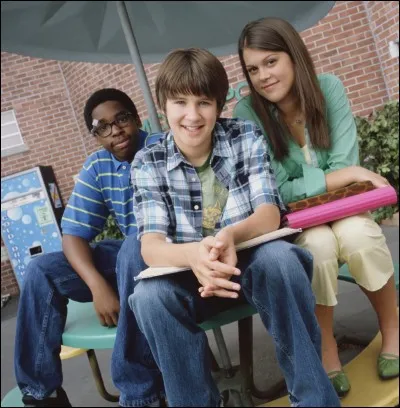 Comment s'appelle le gar&ccedil;on derri&egrave;re ?