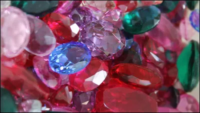 Quel est ta pierre précieuse préféré ?
Attention, ce n'est pas la couleur qui donnera votre maison, ce sont les caractéristique de la pierre (le langage des pierres précieuses)