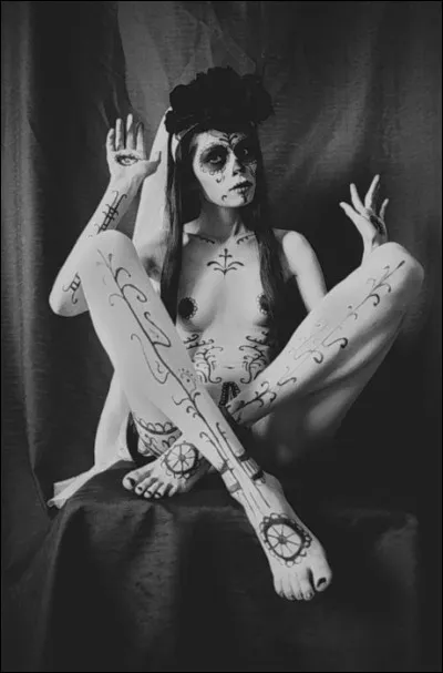 La plupart du temps en transe incarnant la reine des prophétesses, particulièrement influente dans la mythologie grecque. Qui est-elle ?