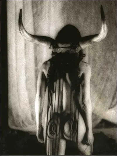 Le Minotaure, créature mi-homme mi-taureau se nourrissant de chair humaine. Qui est sa mère ?