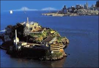 L'île d'Alcatraz est une île située dans la baie de New York.