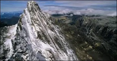 Le Puncak Jaya est le plus haut sommet d'Océanie avec 4 884 mètres d'altitude. Il est situé en Nouvelle-Calédonie.