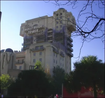 À la tour de la Terreur, qu'est-il écrit sur le panneau ?